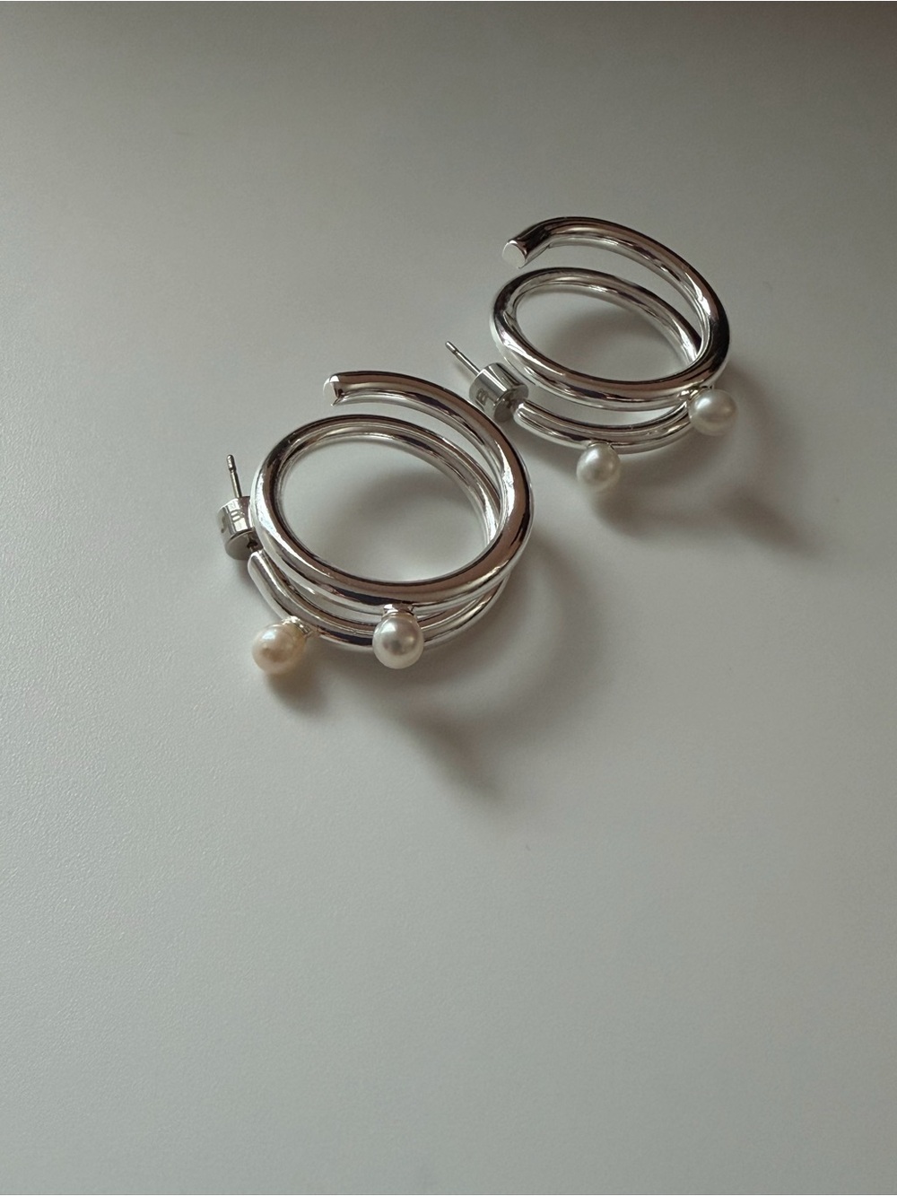 NWOT Jenny Bird Silver Hoop Earrings with Pearl Accents - Picture 5 of 9